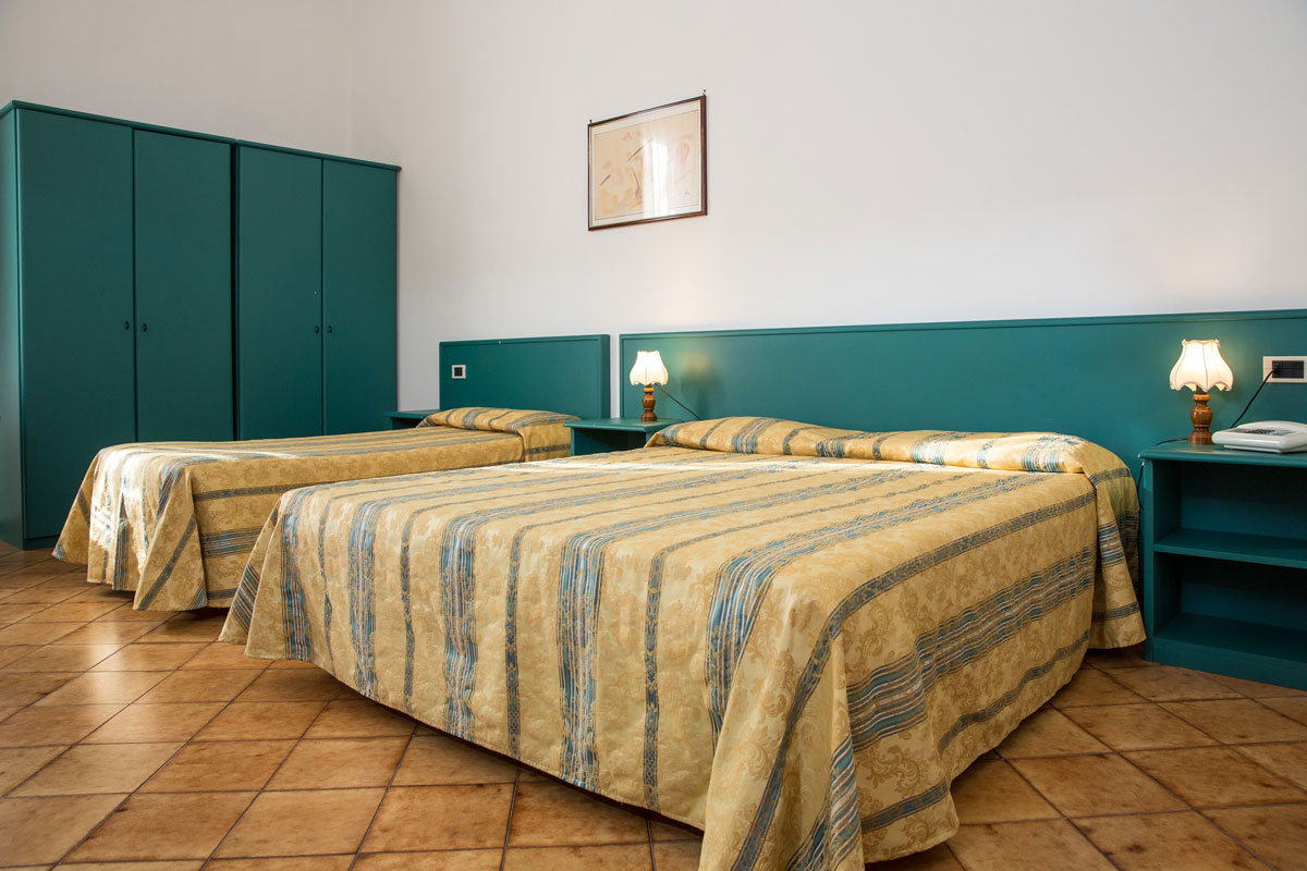 Albergo Roma hotel casciana terme con Piscina di fronre alle Terme di Casciana - camere per famiglie