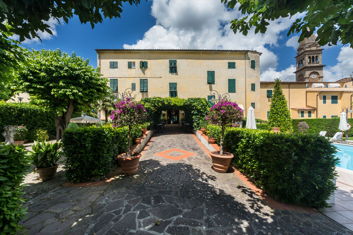 Albergo Roma hotel casciana terme con Piscina di fronre alle Terme di Casciana - la facciata